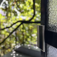 京都市下京区朱雀宝蔵町27-2の賃貸物件/レトロなドアや窓のデザインがかわいらしい