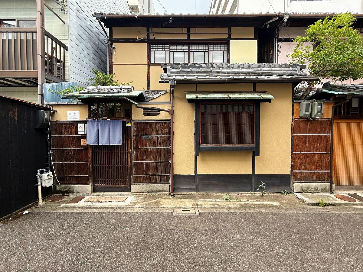 京都市上京区油小路堀川の間中立売上る松之下町57-12の売買物件/外観全景。仕舞屋造りの落ち着いた外観です。外壁などの雰囲気良く整備されているのが嬉しい
