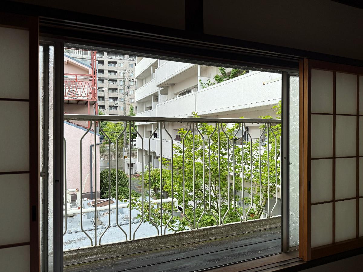 京都市上京区油小路堀川の間中立売上る松之下町57-12の売買物件/2階西和室。小さなバルコニーもあり〼。窓からは隣のマンション越しに堀川通が望めます