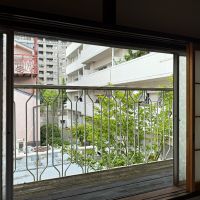 京都市上京区油小路堀川の間中立売上る松之下町57-12の売買物件/2階西和室。小さなバルコニーもあり〼。窓からは隣のマンション越しに堀川通が望めます