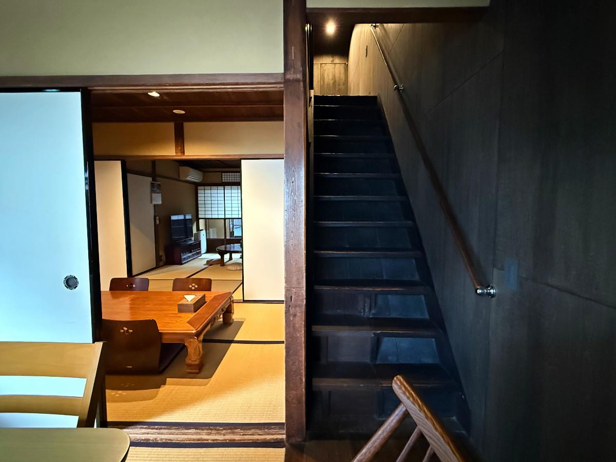 京都市上京区油小路堀川の間中立売上る松之下町57-12の売買物件/1階店の間から階段を見る。階段は元の古いものをそのまま活かしているようで勾配はちょっと急ですね。階段室はシックに黒でまとまっています。