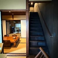 京都市上京区油小路堀川の間中立売上る松之下町57-12の売買物件/1階店の間から階段を見る。階段は元の古いものをそのまま活かしているようで勾配はちょっと急ですね。階段室はシックに黒でまとまっています。