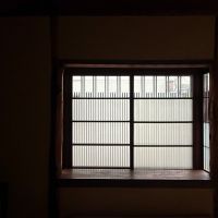 京都市上京区油小路堀川の間中立売上る松之下町57-12の売買物件/1階店の間から通りを見る。小ぶりな出格子窓が可愛らしい