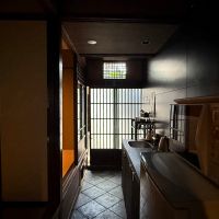 京都市上京区油小路堀川の間中立売上る松之下町57-12の売買物件/走り庭奥からキッチンを見る。キッチンはコンパクトで廊下の幅がちょっと狭め。中の間半分つぶしてペニンシュラ型にしても面白そう
