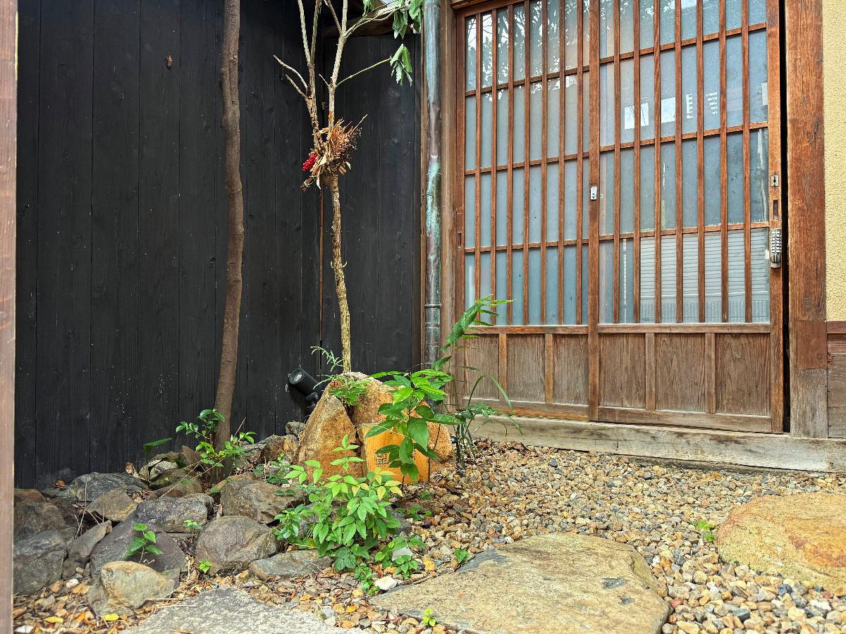 京都市上京区油小路堀川の間中立売上る松之下町57-12の売買物件/玄関庭。自転車も置けそうです。門からこの内庭がある事で、落ち着いた空気感が生まれます