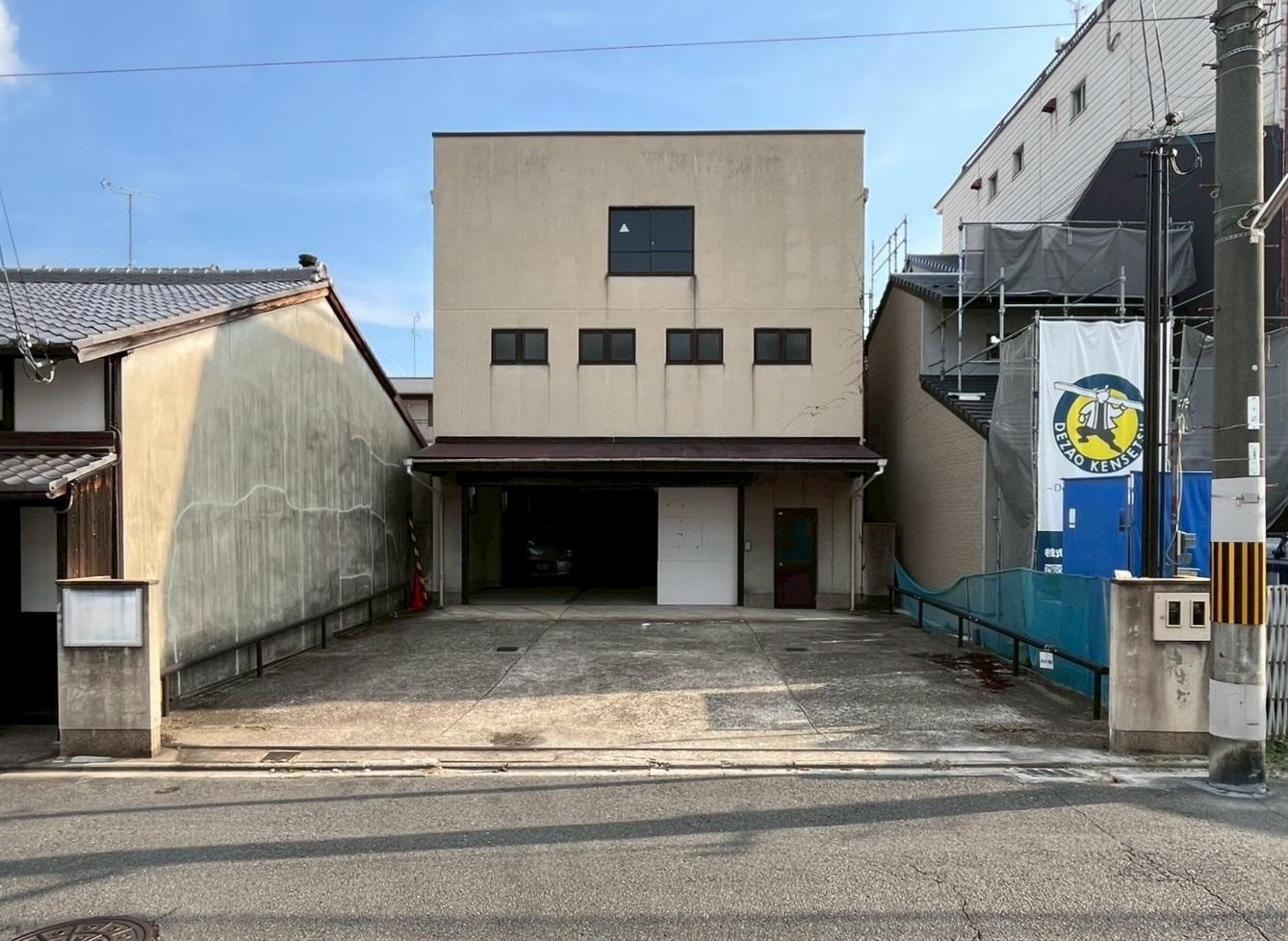 京都市上京区元誓願寺通大宮西入元妙蓮寺町557の賃貸物件/外観は近々塗装される予定。空き状況によりますが、屋内外の月極駐車場も契約可能。