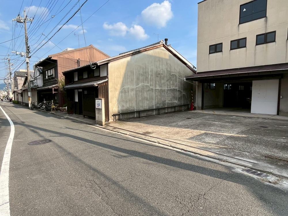 京都市上京区元誓願寺通大宮西入元妙蓮寺町557の賃貸物件/前面道路は4～5mで、少しゆったりめ