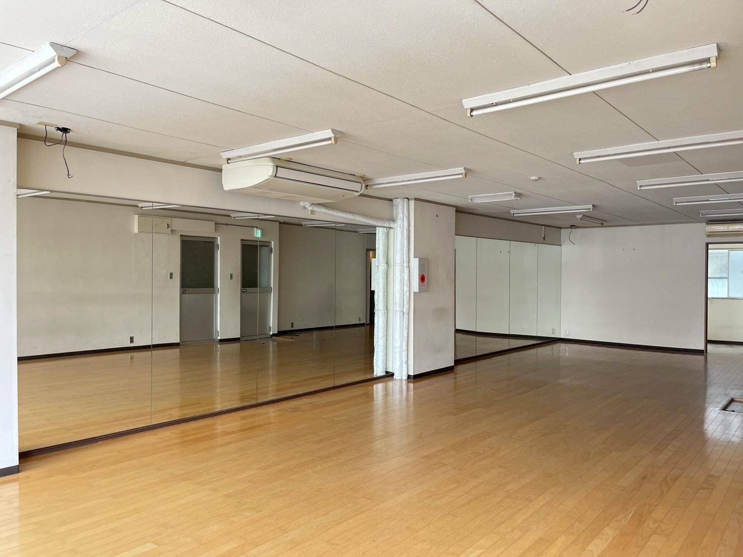 京都市中京区式阿弥町122-1の賃貸物件/天高は2.4mあるので、鏡にはしっかり全身が入ります。天井を抜けばもう少し高さがとれそう。