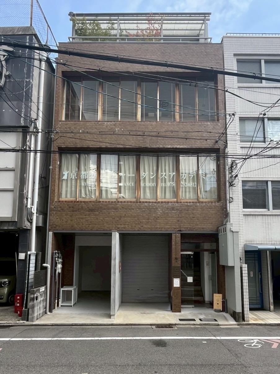 京都市中京区式阿弥町122-1の賃貸物件/渋い色合いの外壁タイルが目を引きます。