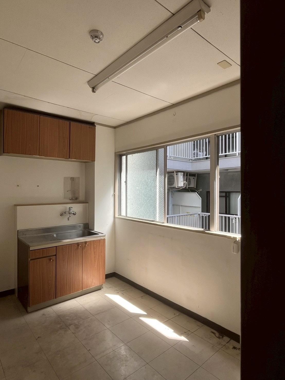 京都市中京区式阿弥町122-1の賃貸物件/東側の約7㎡のバックにはミニキッチンが設置してある