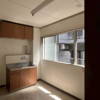 京都市中京区式阿弥町122-1の賃貸物件/東側の約7㎡のバックにはミニキッチンが設置してある