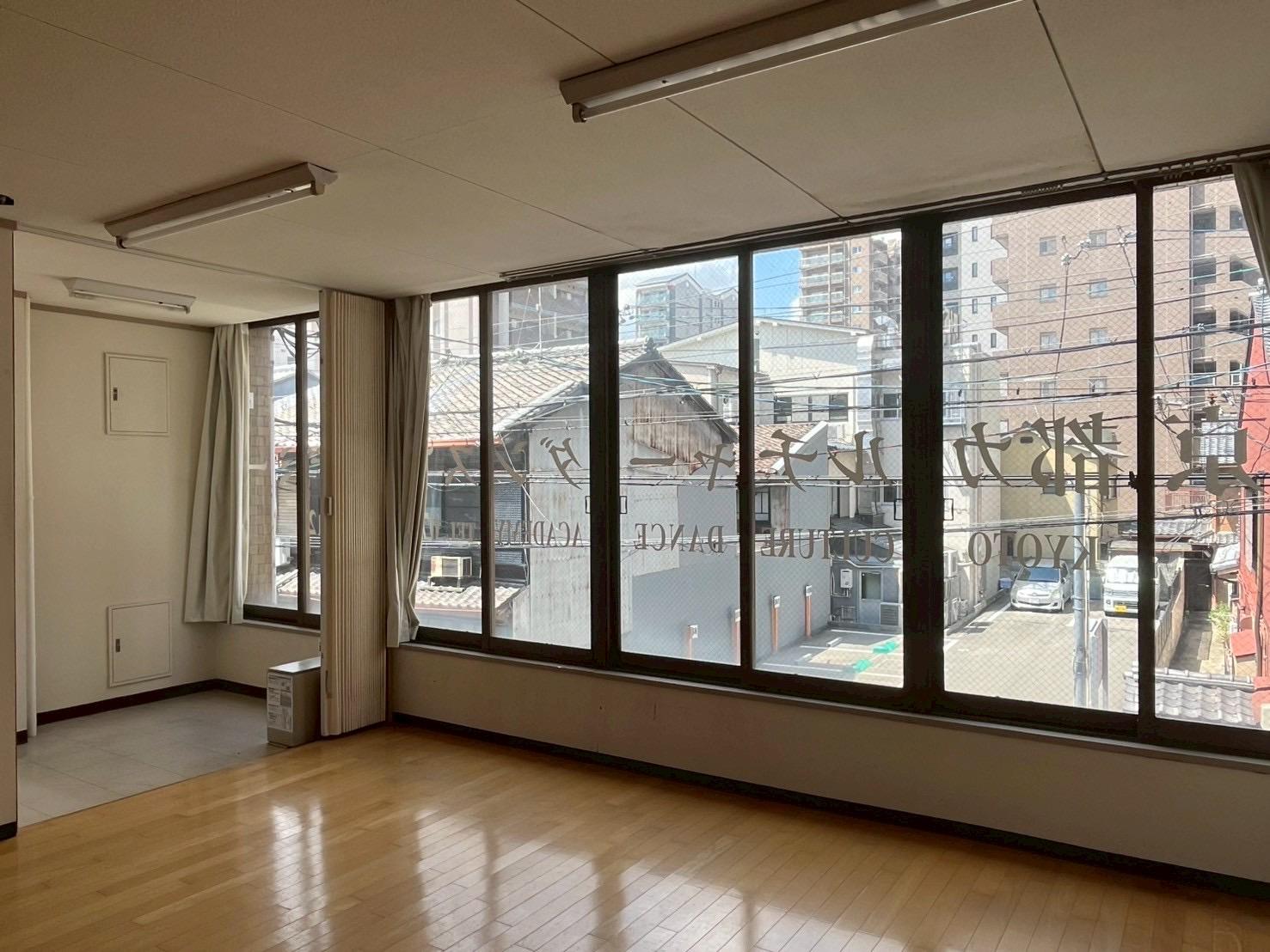 京都市中京区式阿弥町122-1の賃貸物件/アコーディオンカーテンでゆるく区切れるストックルームもあり。更衣室として利用されていたのかも。