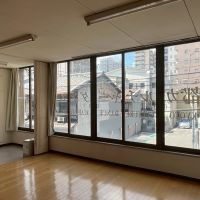 京都市中京区式阿弥町122-1の賃貸物件/アコーディオンカーテンでゆるく区切れるストックルームもあり。更衣室として利用されていたのかも。