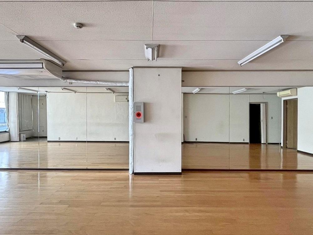京都市中京区式阿弥町122-1の賃貸物件/北一面は幅1m程の柱を挟んで鏡張り。フォームのチェックをしっかりとしましょう！