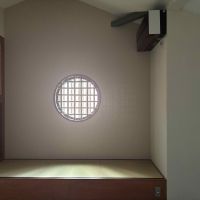京都市左京区岡崎西福ノ川町7番地13、7番地15の売買物件/2F│丸窓が印象的な小上がりの和スペース。ベッドとしても、ベンチとしても使えます。