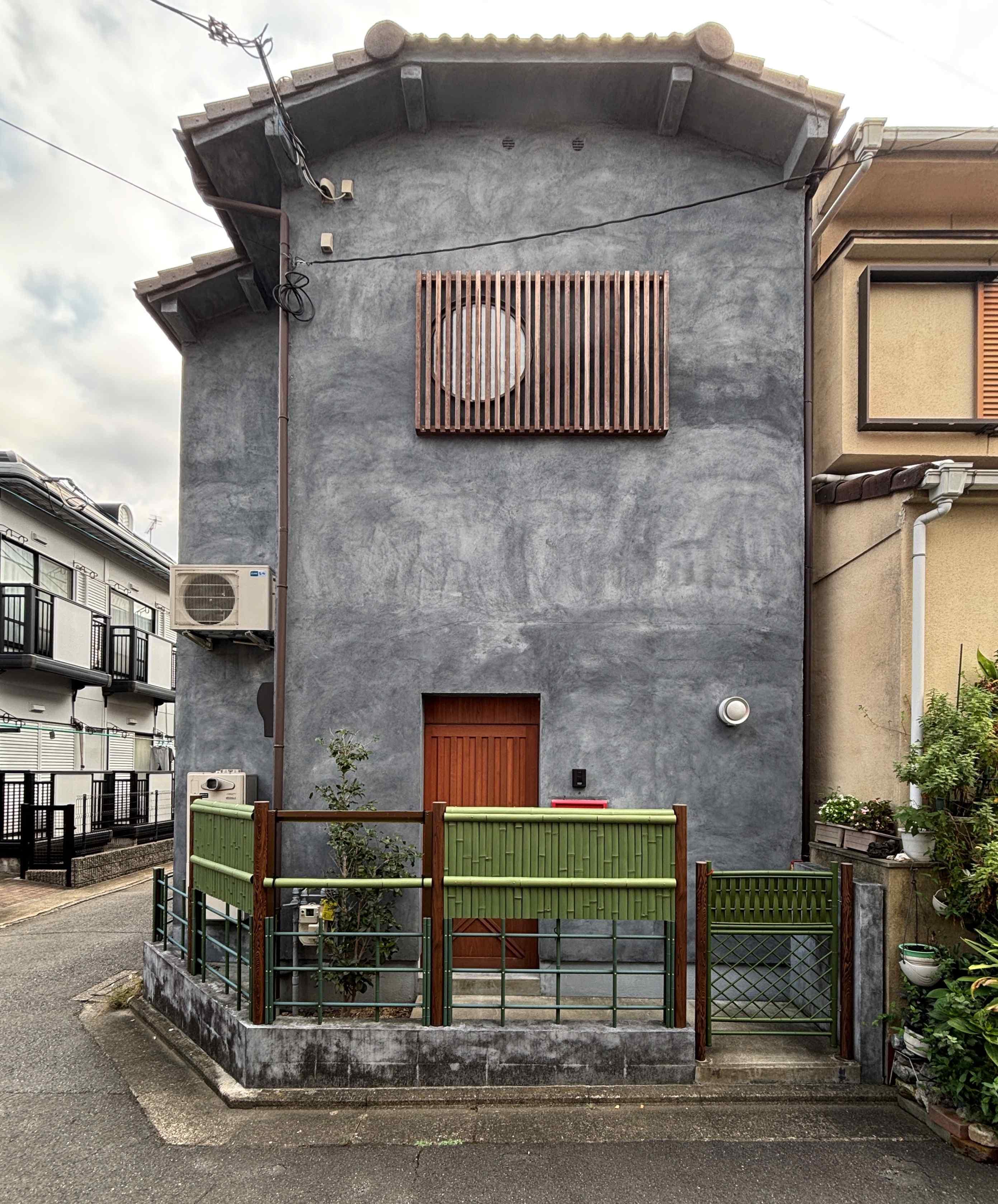 京都市左京区岡崎西福ノ川町7番地13、7番地15の売買物件/グレーの外壁と木のアクセントが印象的。個性を持ちながらも、周囲に溶け込む外観です。