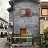 京都市左京区岡崎西福ノ川町7番地13、7番地15の売買物件/グレーの外壁と木のアクセントが印象的。個性を持ちながらも、周囲に溶け込む外観です。