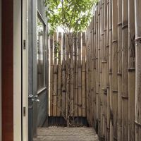 京都市左京区岡崎西福ノ川町7番地13、7番地15の売買物件/お風呂に浸かりながら眺められる、竹垣に囲まれた坪庭。