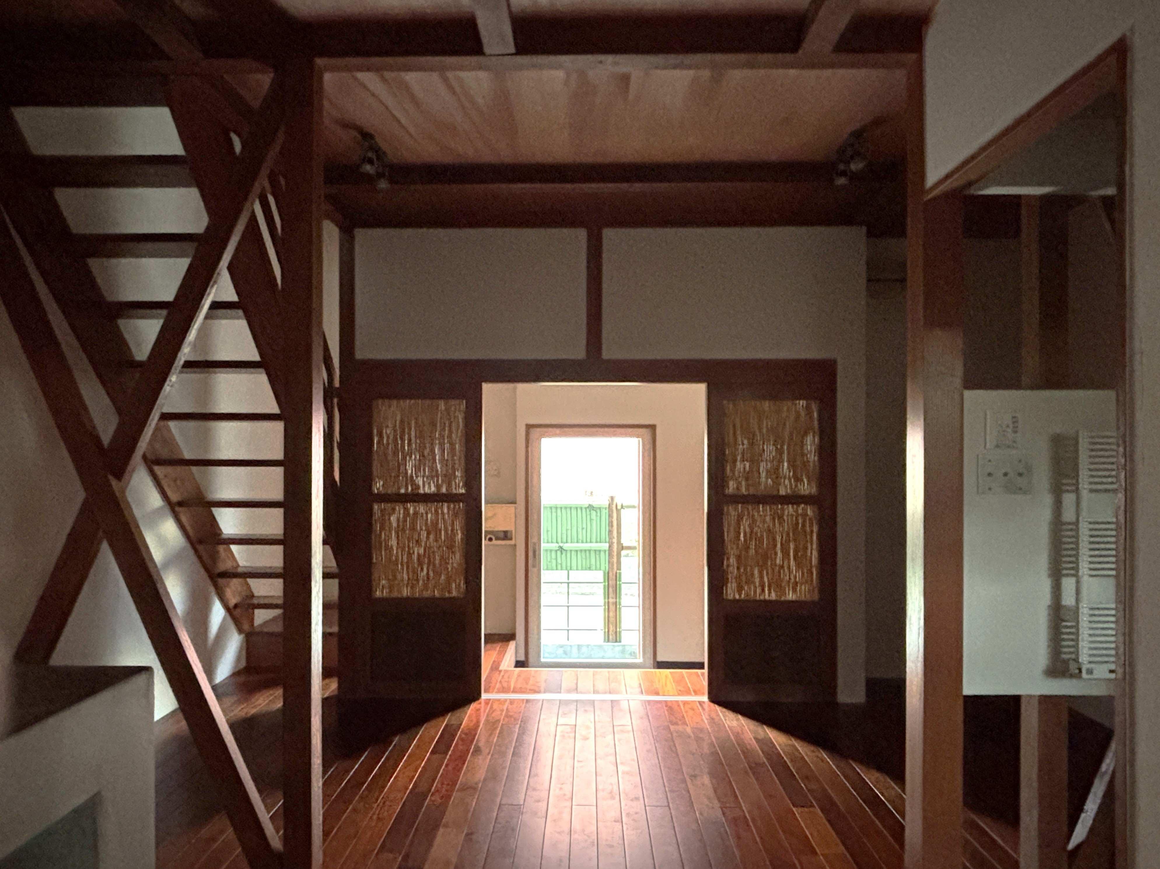 京都市左京区岡崎西福ノ川町7番地13、7番地15の売買物件/1F│室内から玄関を望む。やわらかな光が差し込みます。
