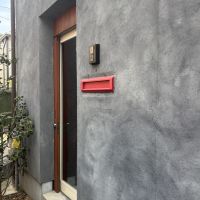 京都市左京区岡崎西福ノ川町7番地13、7番地15の売買物件/ビビッドな赤いポストが目を惹く玄関は木建具とサッシの二重構造になってます。