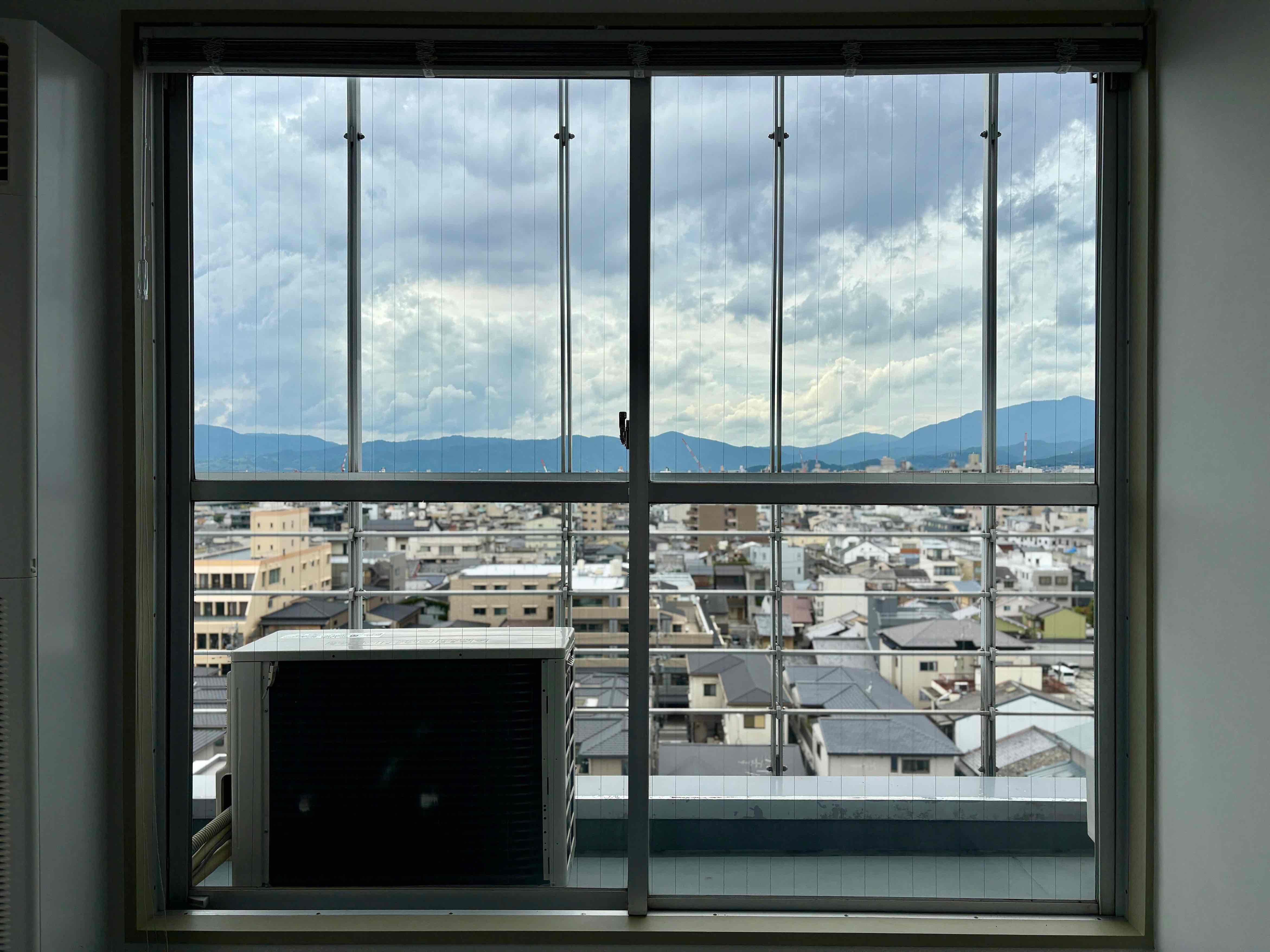 京都市中京区烏丸通竹屋町下る少将井町229-2の賃貸物件/バルコニーは腰壁ではないので遮るものは室外機くらい