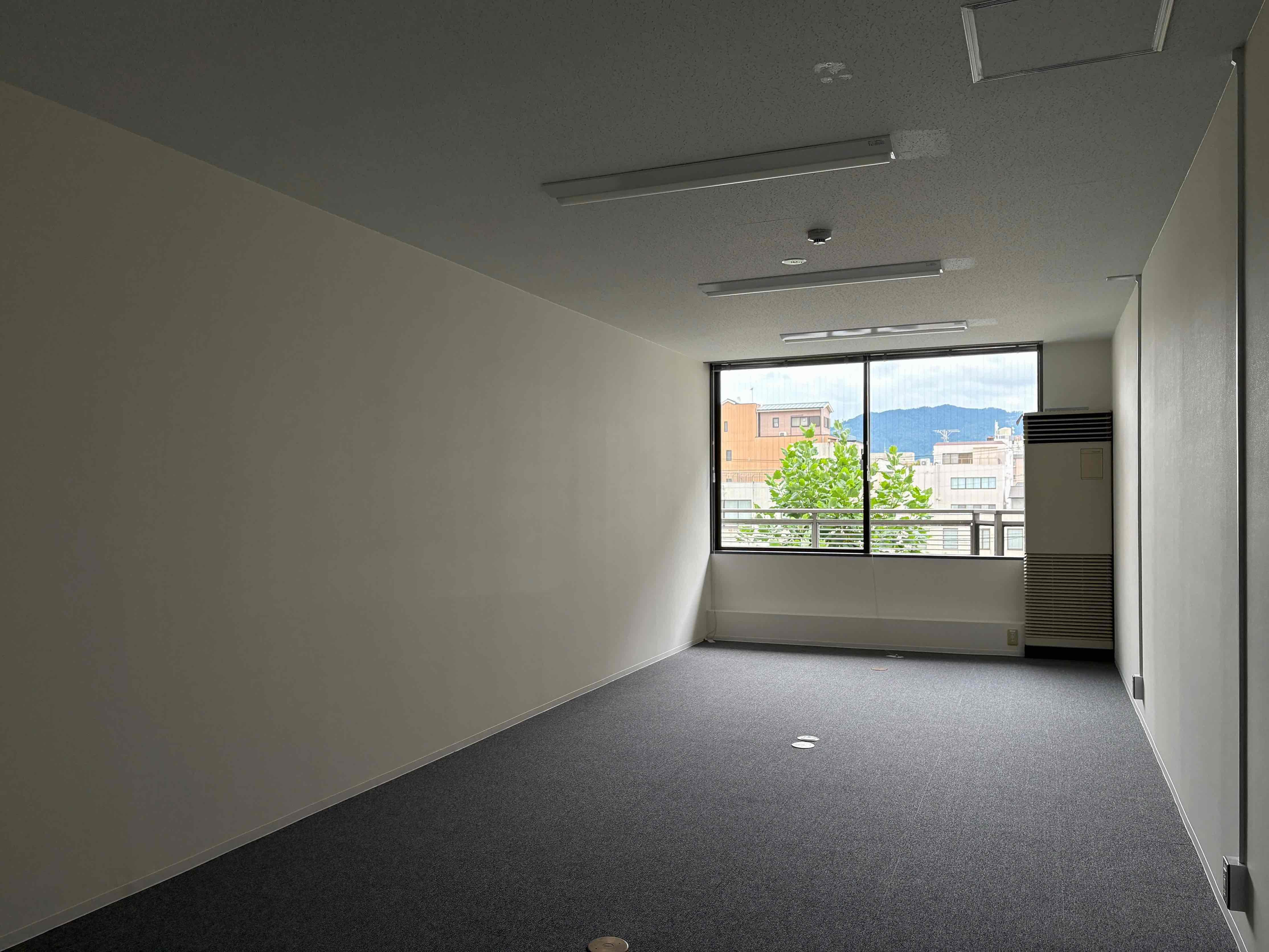 京都市中京区烏丸通竹屋町下る少将井町229-2の賃貸物件/開口部は1ヵ所なので9階に比べると少し暗めですが、落ち着いたトーンでした