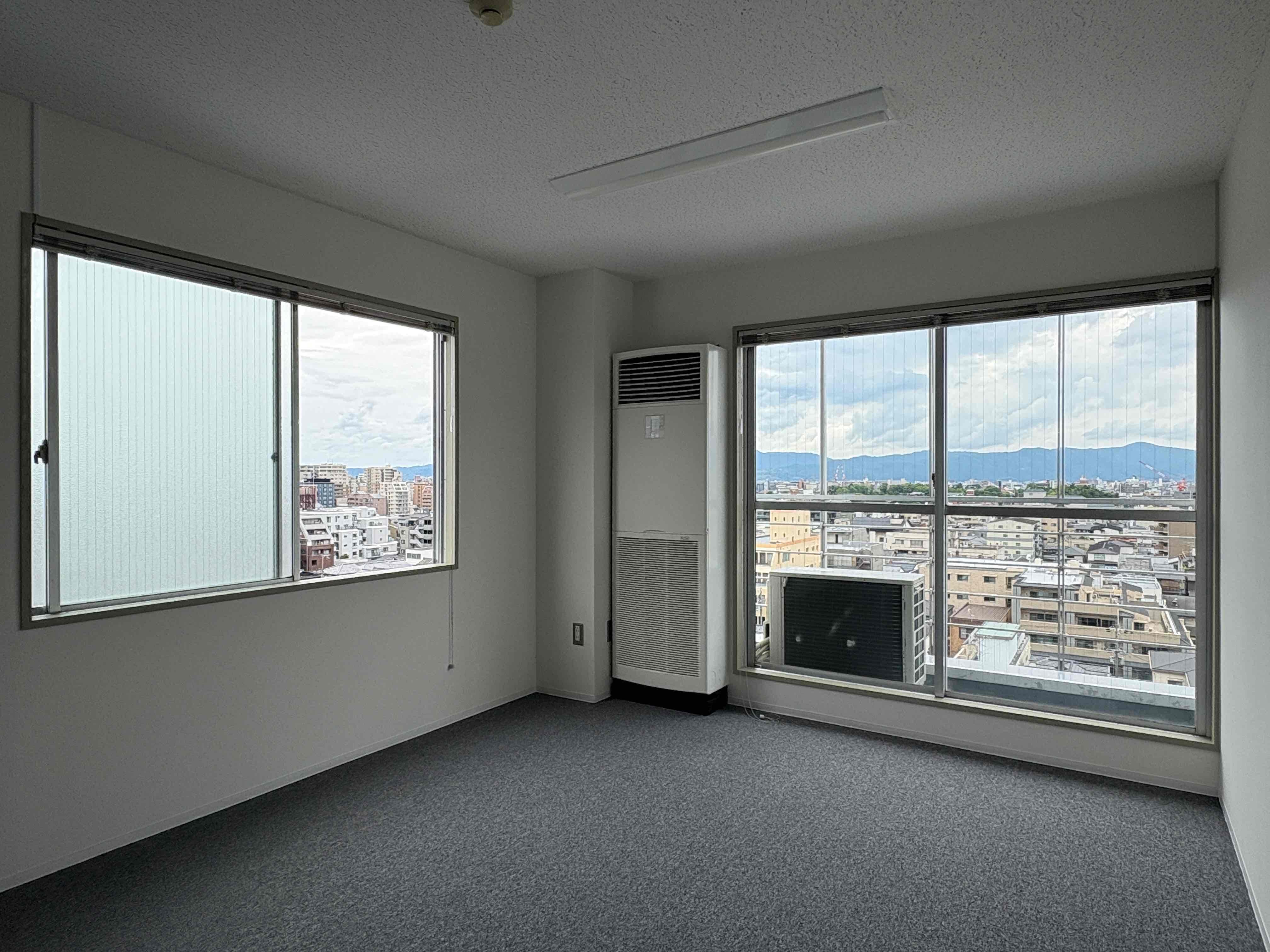 京都市中京区烏丸通竹屋町下る少将井町229-2の賃貸物件/西と南に窓があるので日中は照明要らずな明るさ。撮影日はあいにくの空模様でしたが晴れた日には更に心地いいでしょう