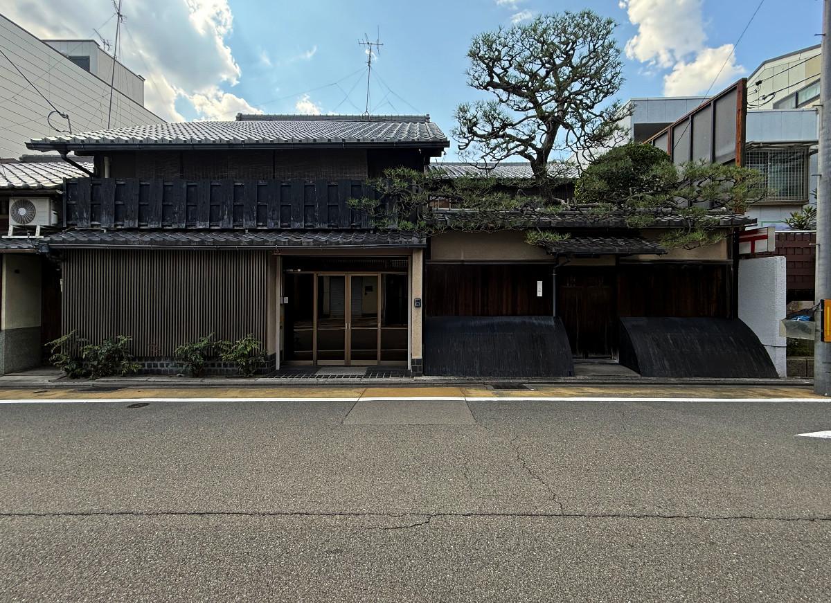 京都市上京区大宮通鞍馬口上る若宮堅町92番地の賃貸物件/外観全景。貫禄の間口約７間（約12.7m）。店の間と庭の塀が美しく調和しています。築約180年とは思えない端正な顔立ちです