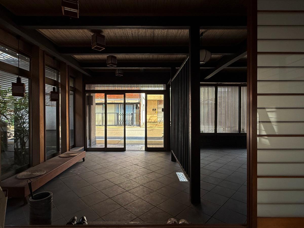 京都市上京区大宮通鞍馬口上る若宮堅町92番地の賃貸物件/1階店の間から入り口を見る。元呉服屋の店のあとはそのままに残っています。前庭は全面ガラスで存分に楽しめるように。土間は敷き瓦で安定の風情が出ています