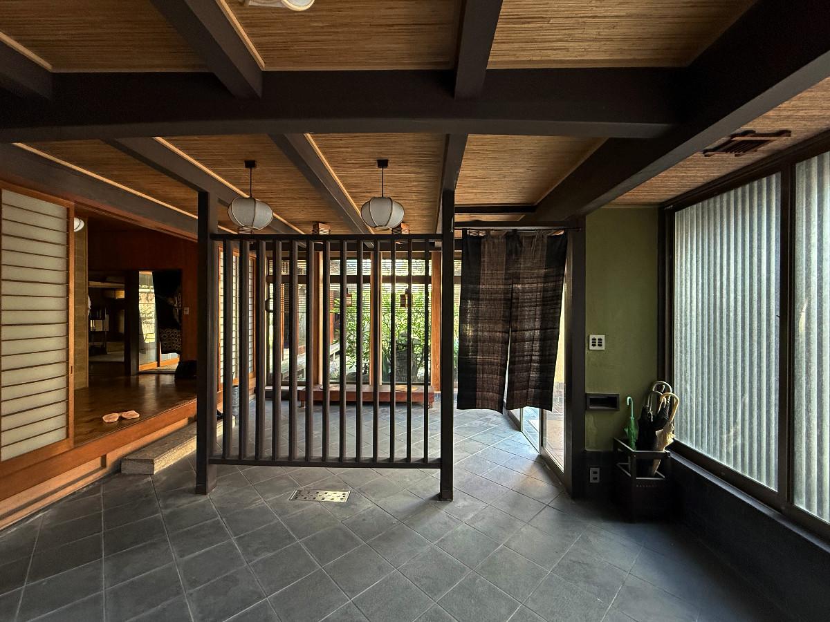 京都市上京区大宮通鞍馬口上る若宮堅町92番地の賃貸物件/1階店の間。お店空間に奥行きはあまりなく、大事なお客様は座敷に通してゆるりと接客していたのかも