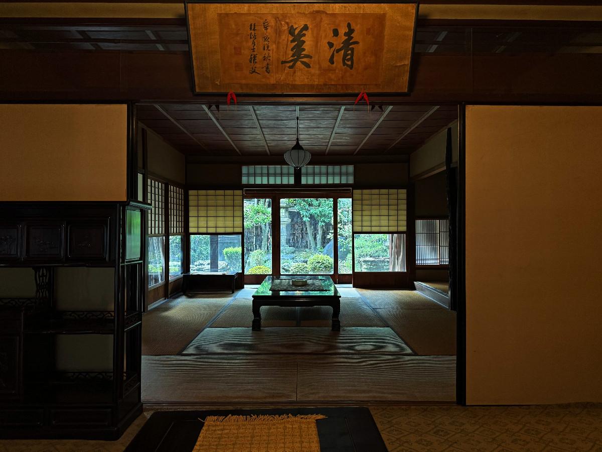 京都市上京区大宮通鞍馬口上る若宮堅町92番地の賃貸物件/1階お座敷越しに庭を見る。全体的に間口が広くゆったりとした造り。1棟貸しの宿として改修したら存分にこの魅力を活かせそうです