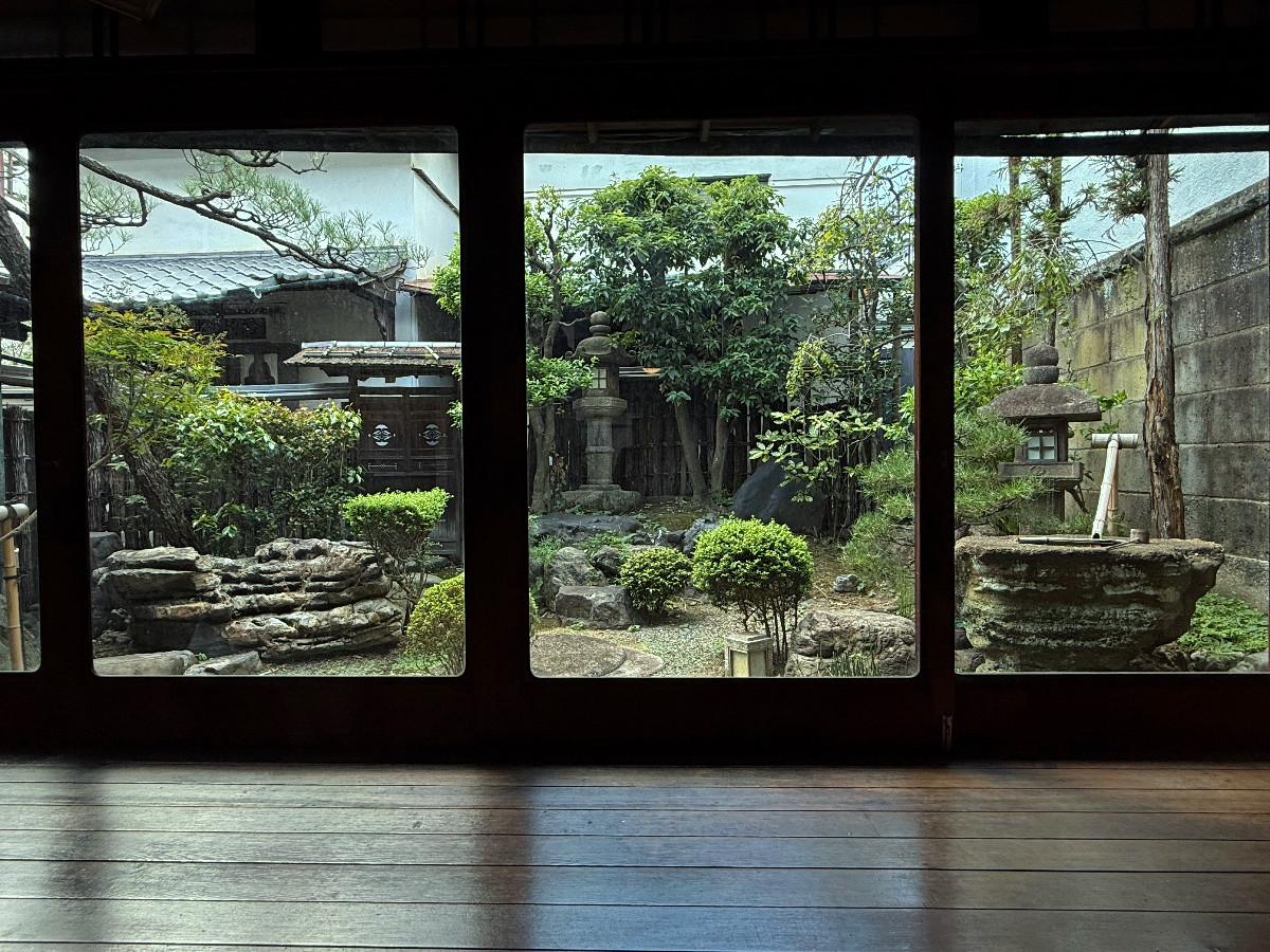 京都市上京区大宮通鞍馬口上る若宮堅町92番地の賃貸物件/1階奥庭。樹木も植えすぎず上品に。前景と背景が程よくバランスが取れています。手水鉢の石の風情も良き