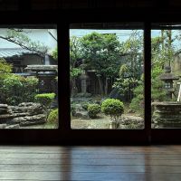 京都市上京区大宮通鞍馬口上る若宮堅町92番地の賃貸物件/1階奥庭。樹木も植えすぎず上品に。前景と背景が程よくバランスが取れています。手水鉢の石の風情も良き