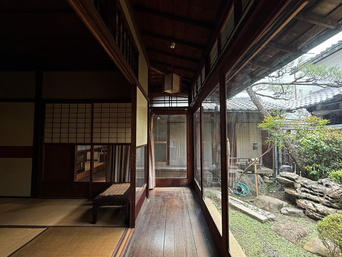京都市上京区大宮通鞍馬口上る若宮堅町92番地の賃貸物件/1階庭沿いの広縁。庭に対して雁行して設置。店からは直接見ることはできず、1歩中に入る事でこの景色が初めて見えるのがミソですね。日本家屋のこの視線誘導、とても好きです