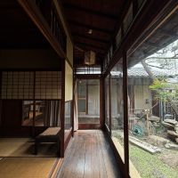 京都市上京区大宮通鞍馬口上る若宮堅町92番地の賃貸物件/1階庭沿いの広縁。庭に対して雁行して設置。店からは直接見ることはできず、1歩中に入る事でこの景色が初めて見えるのがミソですね。日本家屋のこの視線誘導、とても好きです