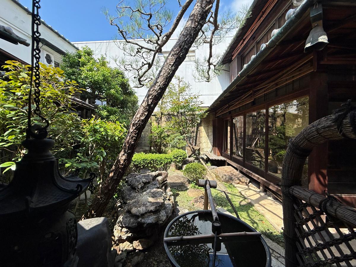 京都市上京区大宮通鞍馬口上る若宮堅町92番地の賃貸物件/1階トイレ前より奥庭を望む。トイレを出て手水鉢で手を洗いふと顔を上げると見える景色。素晴らしい贅沢