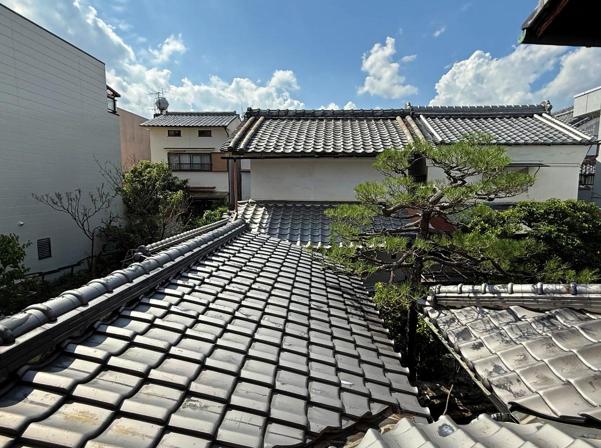 京都市上京区大宮通鞍馬口上る若宮堅町92番地の賃貸物件/2階より西を望む。敷地内の屋根だけでこれだけ美しい甍の波を味わうことができる建物は京都市内にあとどれほど残ってるでしょうか。。。