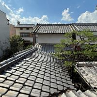 京都市上京区大宮通鞍馬口上る若宮堅町92番地の賃貸物件/2階より西を望む。敷地内の屋根だけでこれだけ美しい甍の波を味わうことができる建物は京都市内にあとどれほど残ってるでしょうか。。。