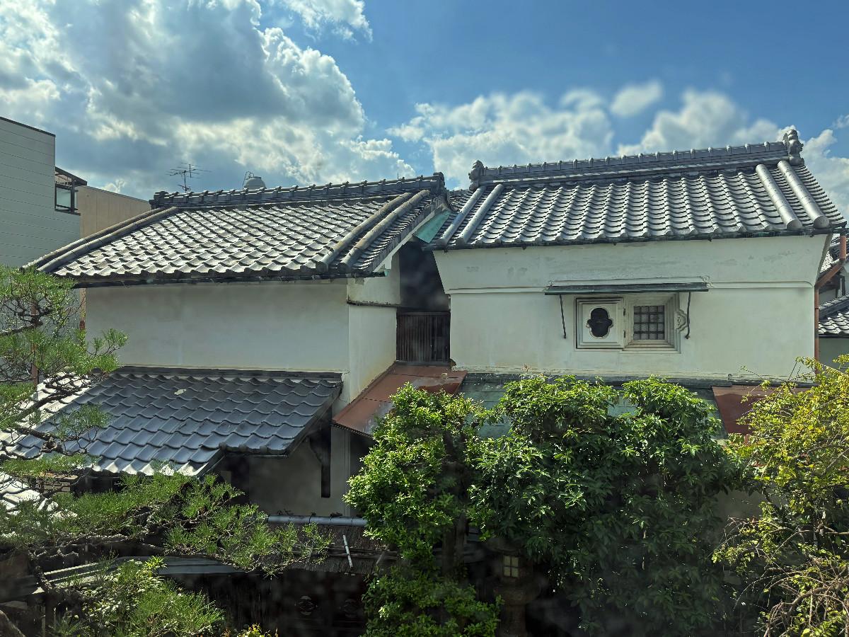 京都市上京区大宮通鞍馬口上る若宮堅町92番地の賃貸物件/敷地西側に建つ蔵2棟。北側の蔵は貸主様が物置として使用。南側の蔵はテナント範囲として使用可能になります。瞑想・スパ空間として改修しても良さそう