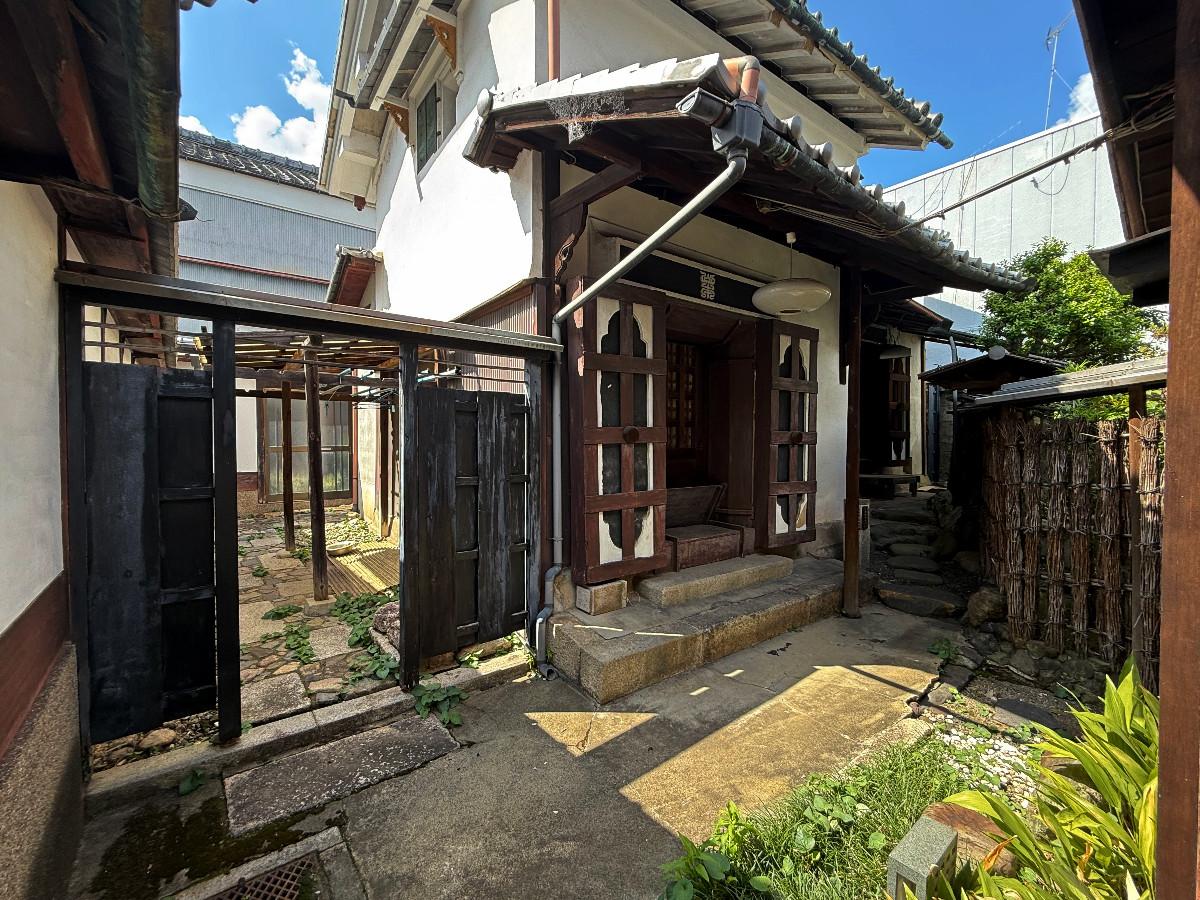 京都市上京区大宮通鞍馬口上る若宮堅町92番地の賃貸物件/蔵外観。南側の蔵の周りにはゆとりある区間があるので、バックヤードスペースとして区画切り分けもし易そうです