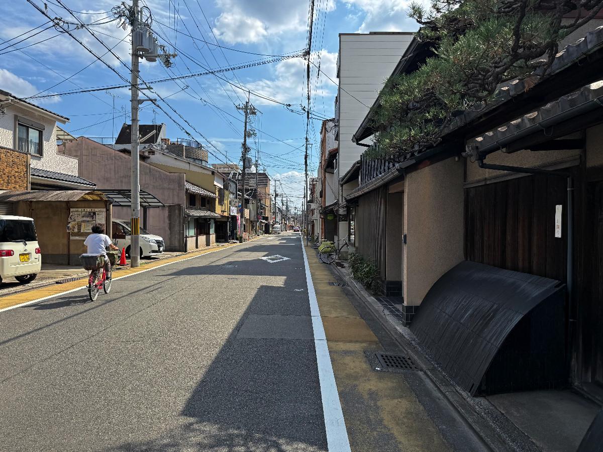 京都市上京区大宮通鞍馬口上る若宮堅町92番地の賃貸物件/大宮通。北大路大宮を下がり、建勲通を下がってほどなくこの立派な建物が見えてきます。穏やかな通り沿いの歴史ある名家で是非。