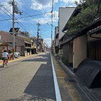 京都市上京区大宮通鞍馬口上る若宮堅町92番地の賃貸物件/大宮通。北大路大宮を下がり、建勲通を下がってほどなくこの立派な建物が見えてきます。穏やかな通り沿いの歴史ある名家で是非。