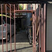 京都市東山区門脇町182の賃貸物件/旭湯さんの裏側にあるこの鉄の門を入っていきます。