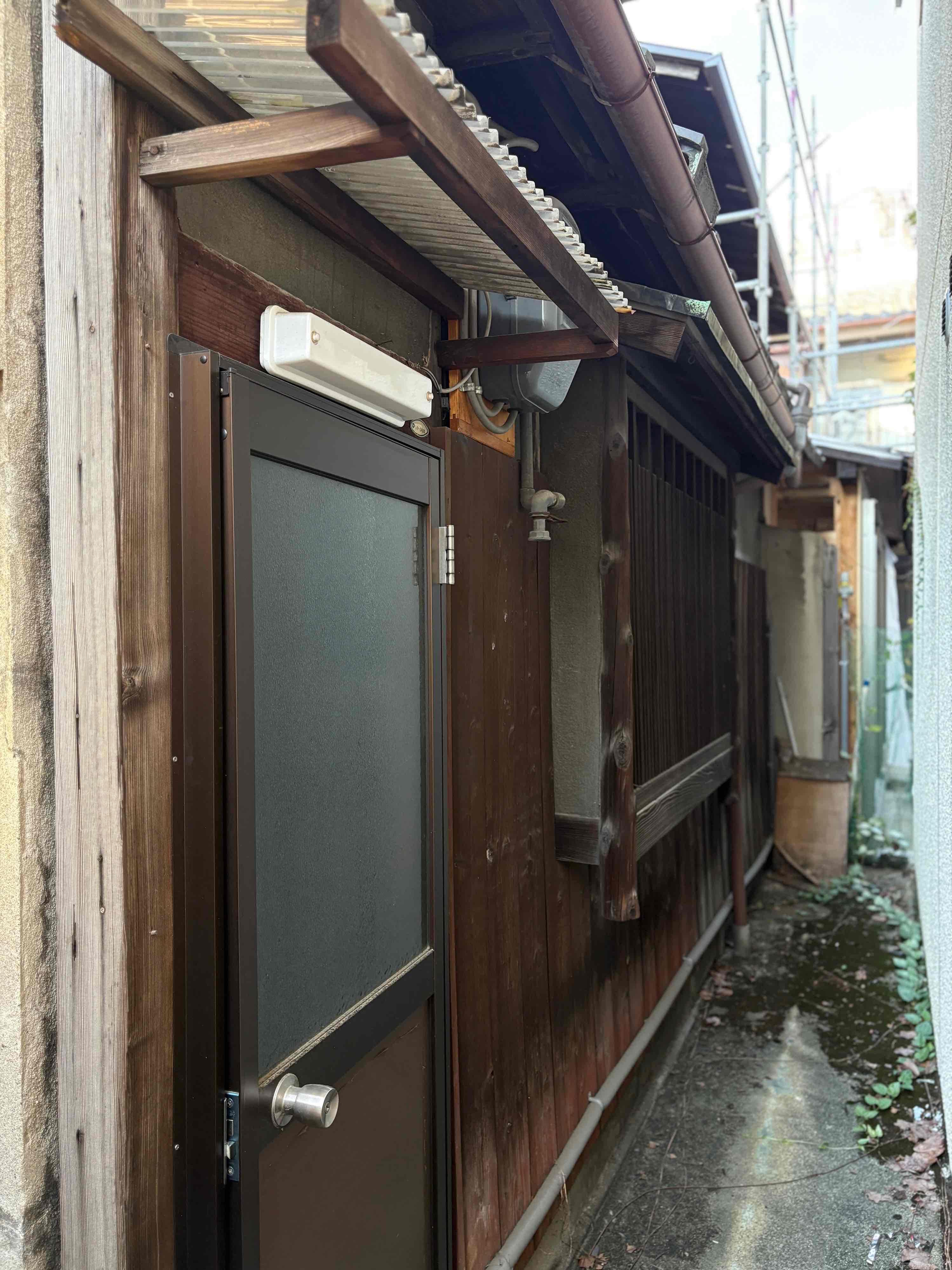 京都市東山区門脇町182の賃貸物件/ボイラー室を通り抜けると、本物件の玄関に辿り着きます。