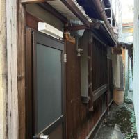 京都市東山区門脇町182の賃貸物件/ボイラー室を通り抜けると、本物件の玄関に辿り着きます。
