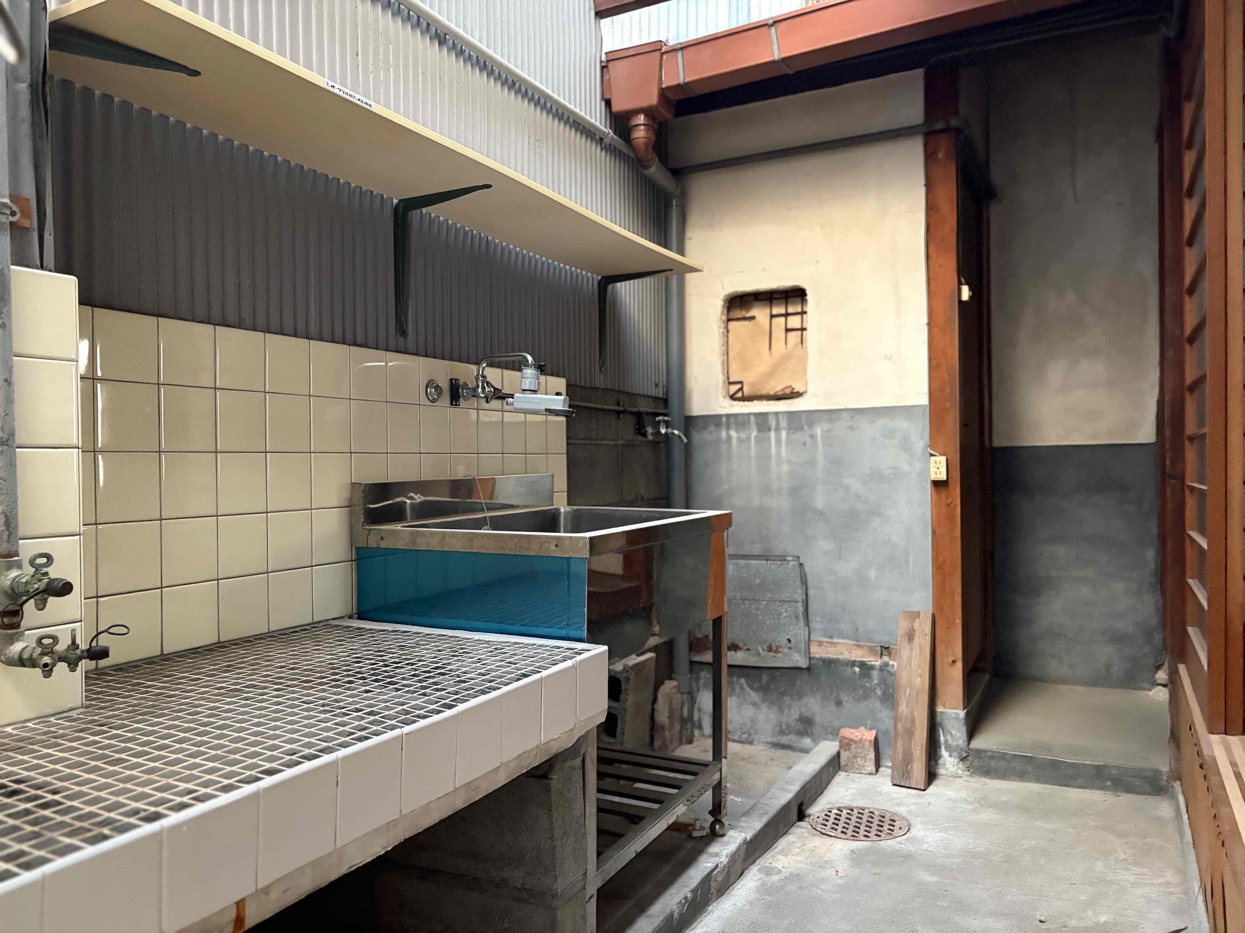 京都市東山区門脇町182の賃貸物件/手前からコンロ置き場、シンク、洗濯機置き場と並びます