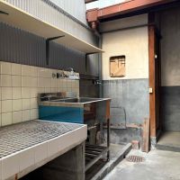 京都市東山区門脇町182の賃貸物件/手前からコンロ置き場、シンク、洗濯機置き場と並びます