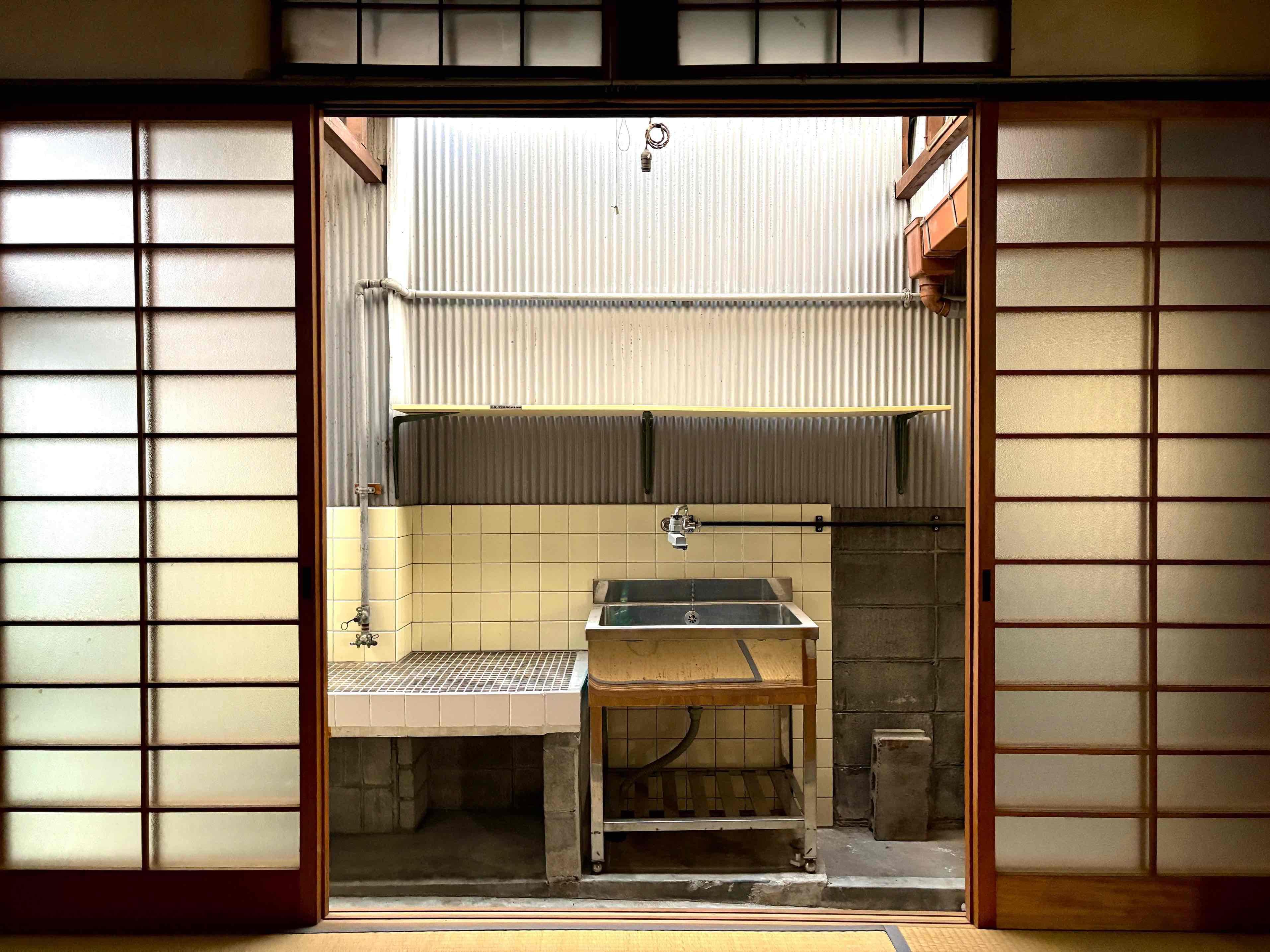 京都市東山区門脇町182の賃貸物件/台所スペースは天井からの光で明るい。足元は土間なので湯冷めに注意。