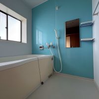 京都市上京区室町通上立売西入上立売町8の賃貸物件/たっぷりした浴槽に、ビビットなブルーの壁。お風呂時間が少し楽しくなりそうです。