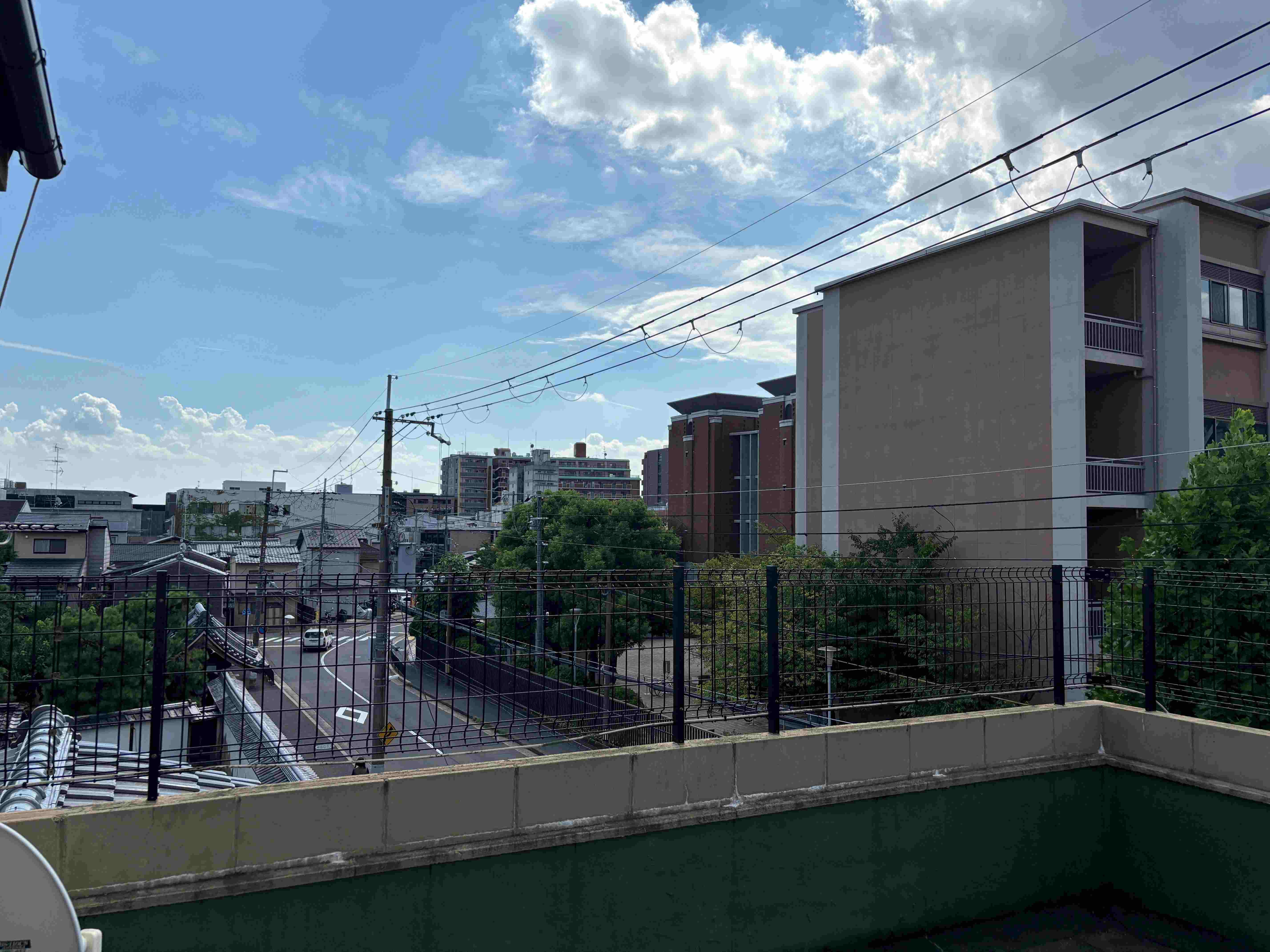 京都市上京区室町通上立売西入上立売町8の賃貸物件/バルコニーから街を見渡す。小さな特等席のような場所。